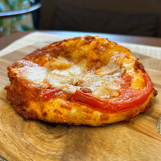 トマト・ベーコン・モッツアレラのピザ